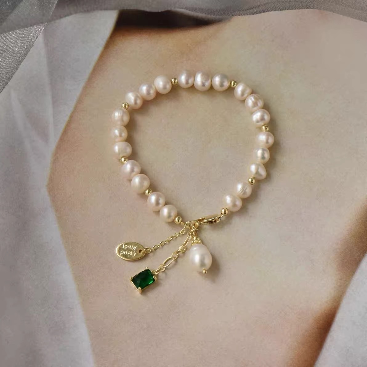 A retro ethnic style, European and American fashion trend, exquisite and luxurious court bracelet details Picture