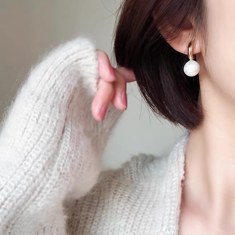 Pearl ear clips, retro hole-free earrings, women's high-end, simple and elegant Jieya steel jewelry detail image 2