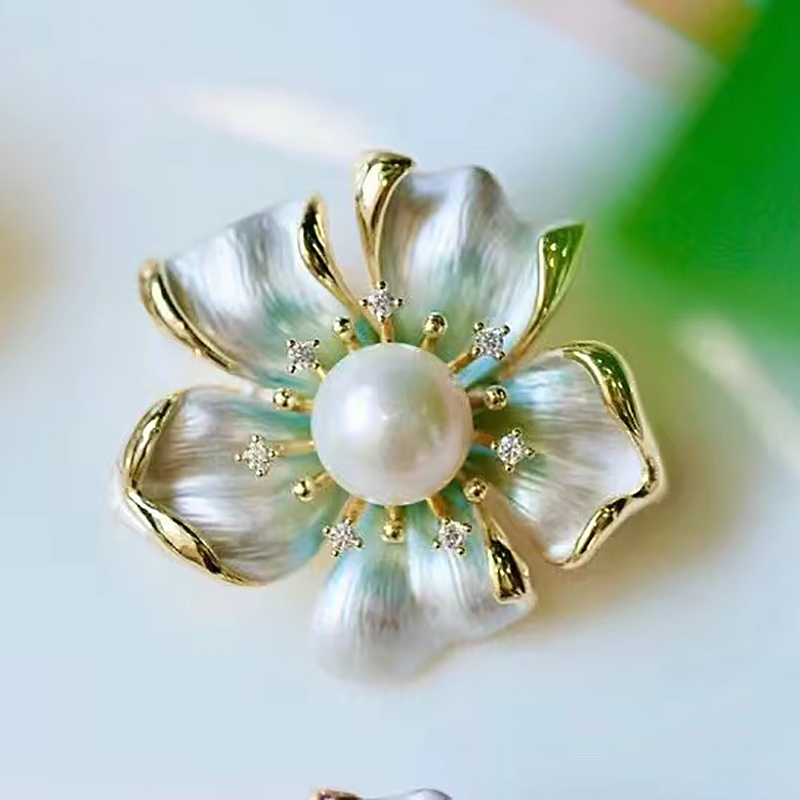 Brooch 0747 full figure