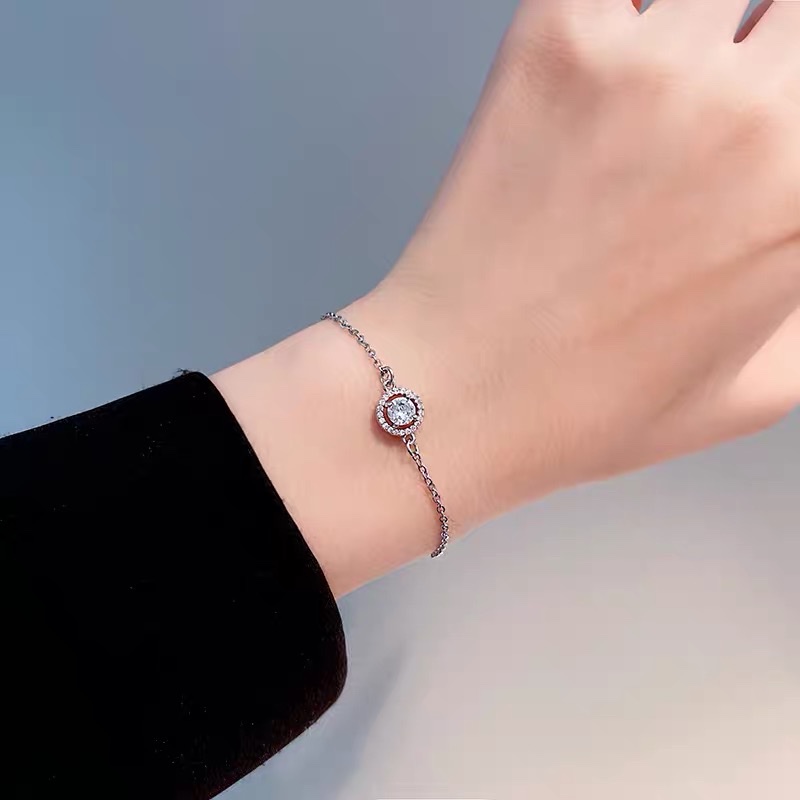 A simple, fashionable and versatile Korean-style fresh and simple bracelet Application Scenario