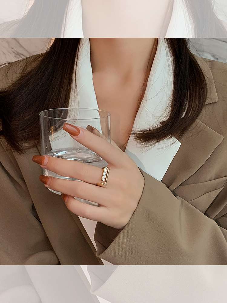 Yuzhu -032 Personalized square Ring, women's Niche design, plain ring, Japanese light luxury, cold style, high-end index ring Application Scenario
