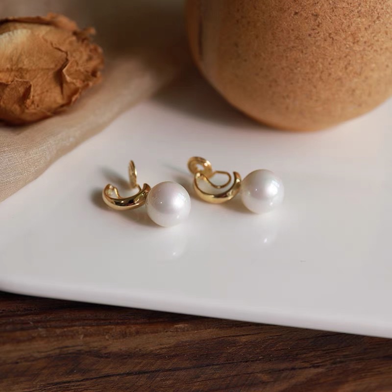 Pearl ear clips, retro hole-free earrings, women's high-end, simple and elegant Jieya steel jewelry detail image 3