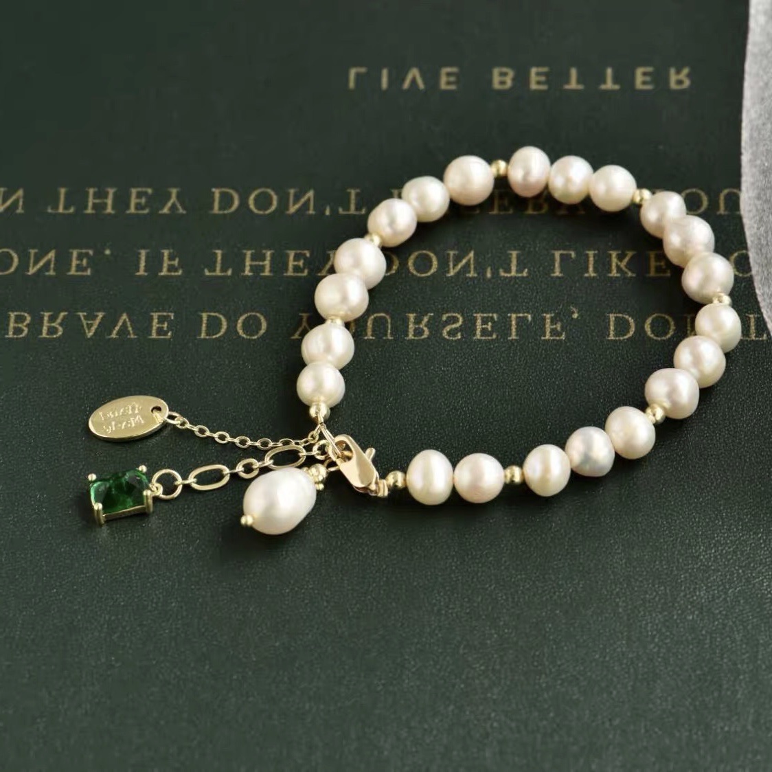 A retro ethnic style, European and American fashion trend, exquisite and luxurious court bracelet Item Picture