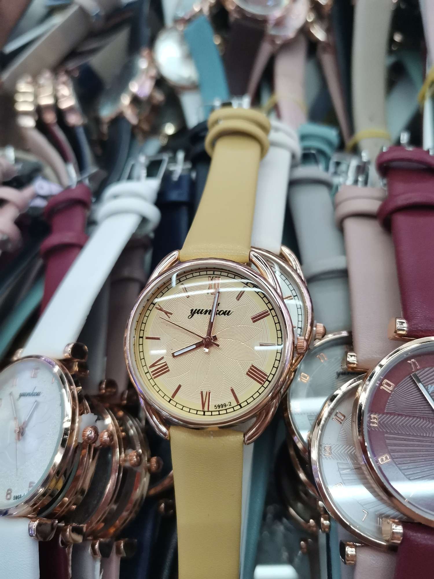 Ladies' watch yellow detail image 1