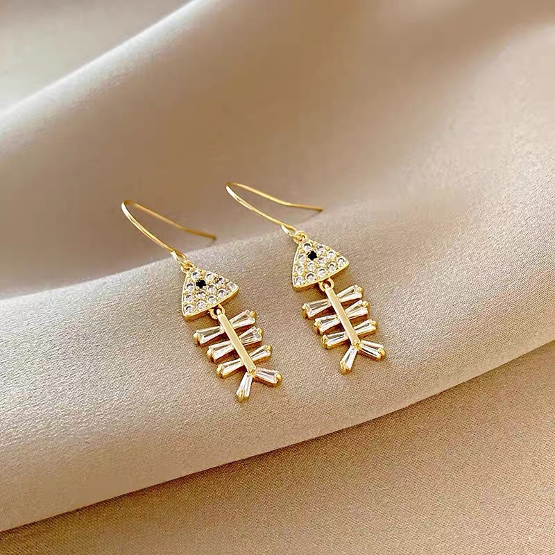 Fishbone zircon inlaid simple, fashionable and trendy sweet girl ear hooks