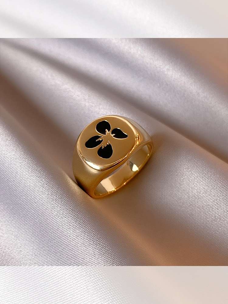 Jade Pearl -016 Black butterfly Print Ring, a fashionable, unique and niche design for women, wide index finger ring, Korean version, elegant and exquisite ring Application Scenario