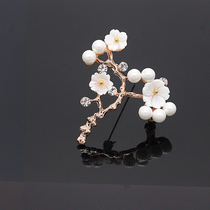 Brooch 676