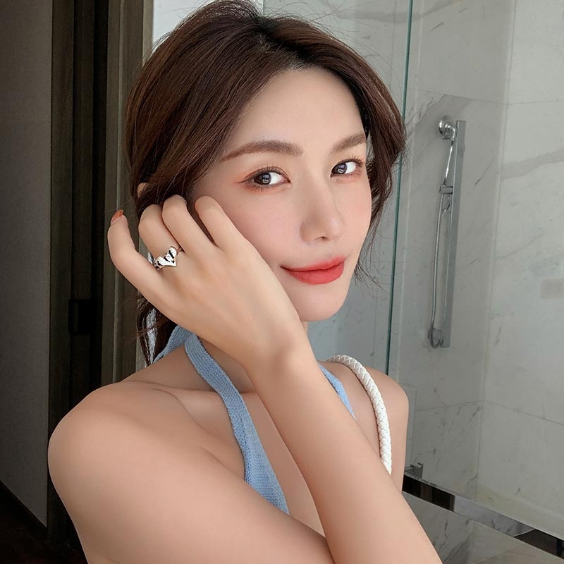 Yuzhu -026 Heart-shaped plain Ring, a fashionable, individual and simple index finger ring for women, a Korean-style, elegant and niche best friend ring Application Scenario