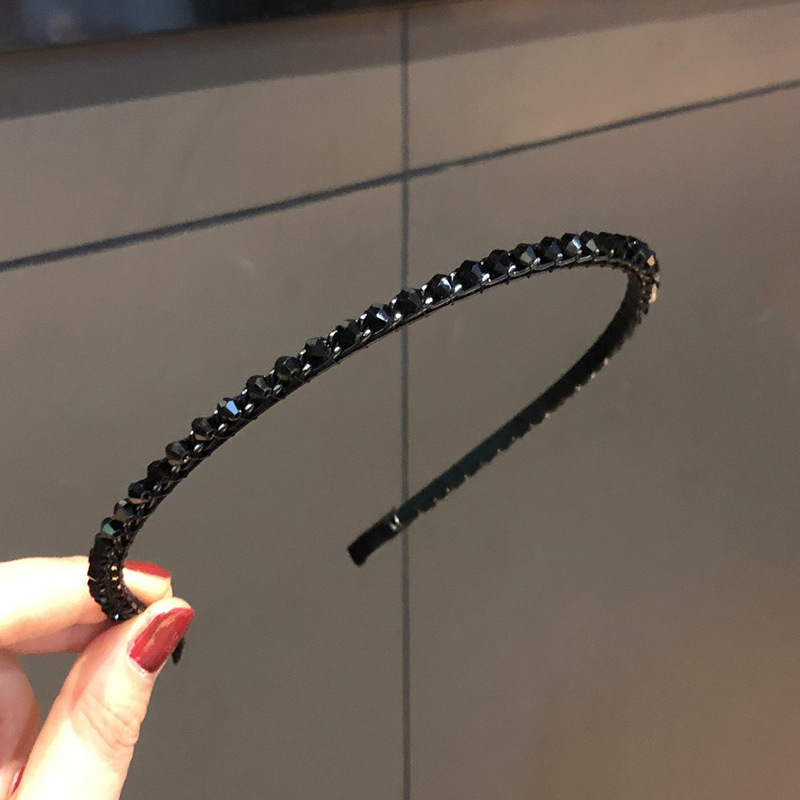 FLY1902 Korean version, a popular handcrafted hair accessory, is simple and versatile. It features a washbasin headband, a bow and pearl headband, and is a wedding bridesmaid headwear Application Scenario