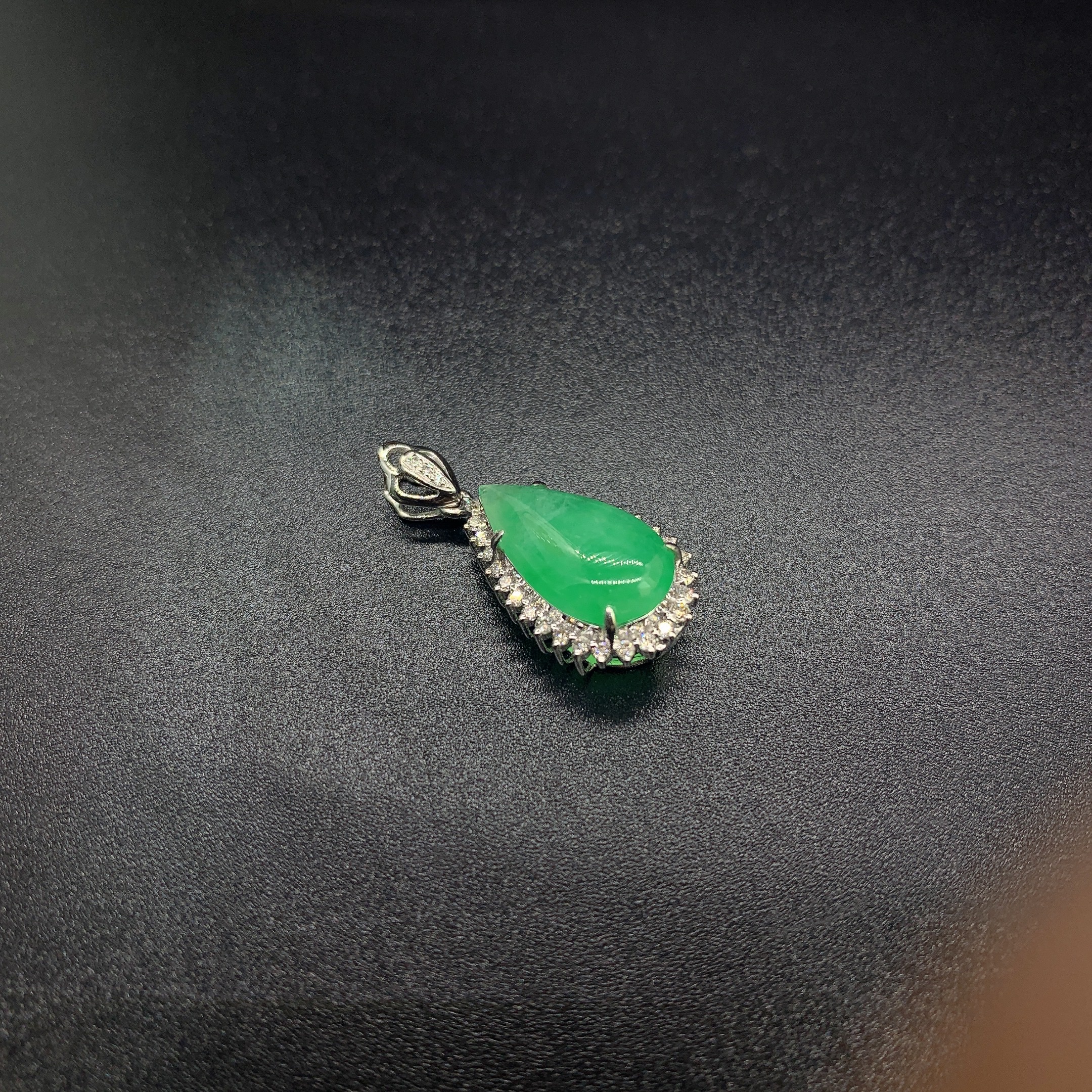 东方玉器 天然缅甸翡翠A货镶金18阳绿小水滴吊坠颈饰详情图2