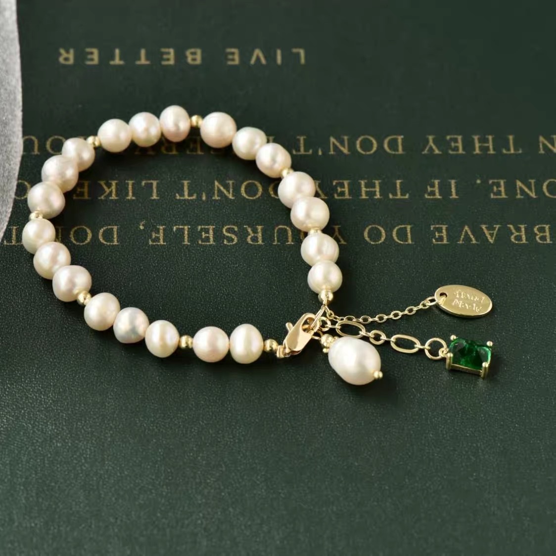 Beizhu noble and elegant, stylish and trendy vacation bracelet for socialites details Picture