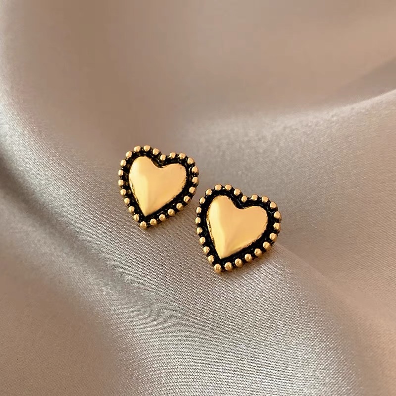 Metal heart-shaped, niche design, simple and cold style, the same as the trendy ear studs details Picture