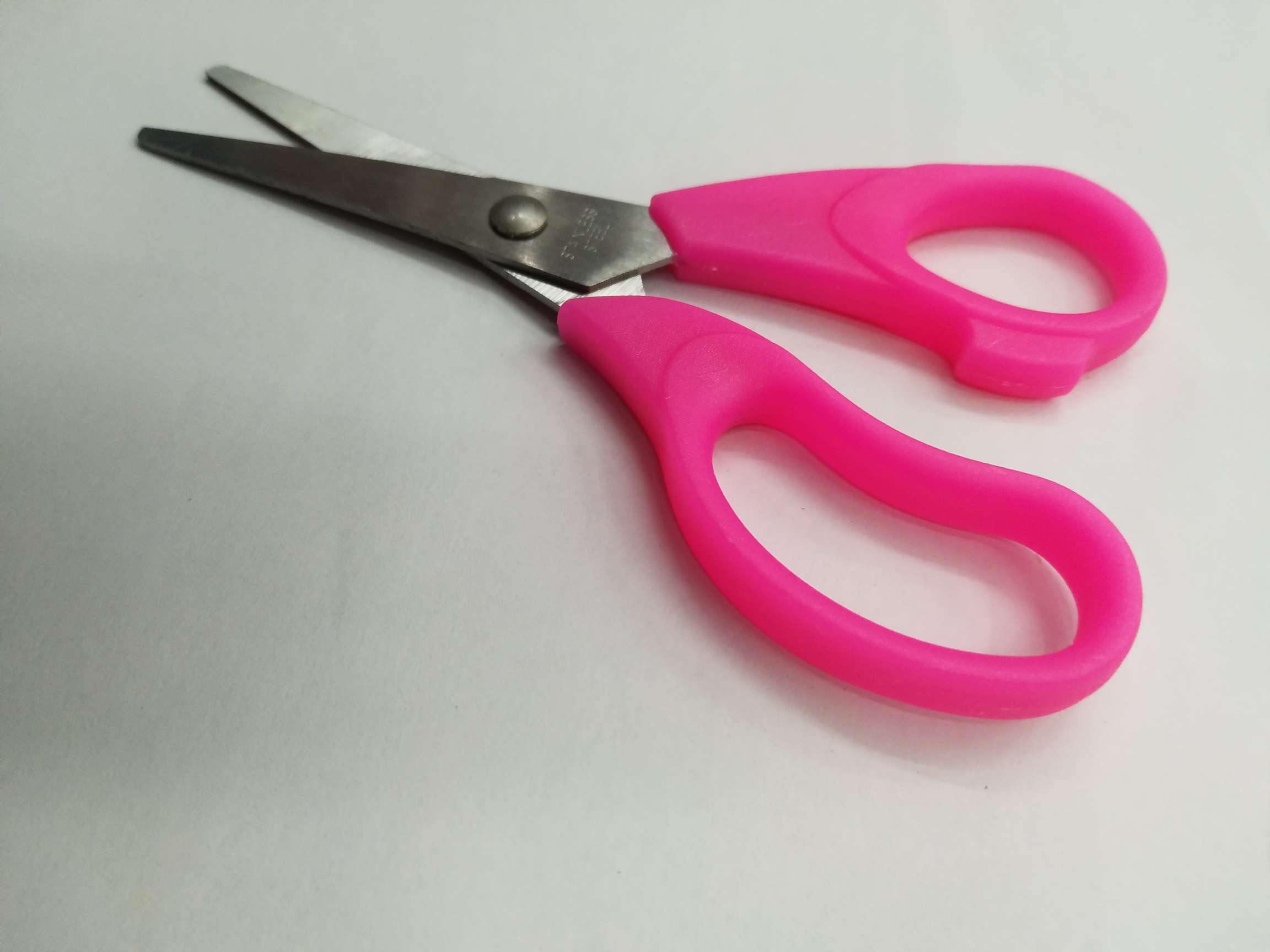 Office and educational knives and scissors, stationery scissors, student scissors, office and educational hardware, children's scissors Application Scenario