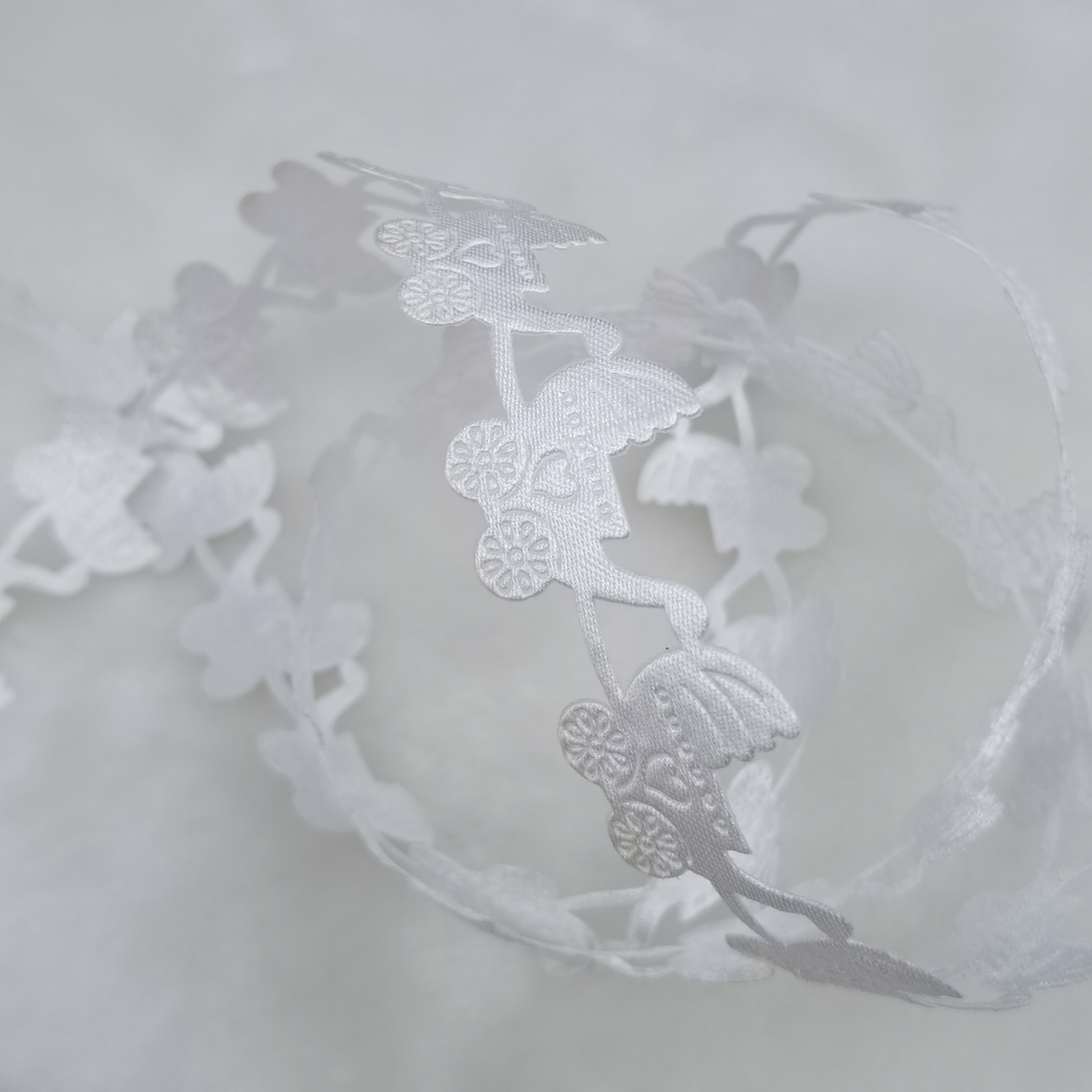 Lace, DIY production, Christmas, clothing, accessories, crafts, cartons, cards, hats and so on a variety of factory products can be matched Eg