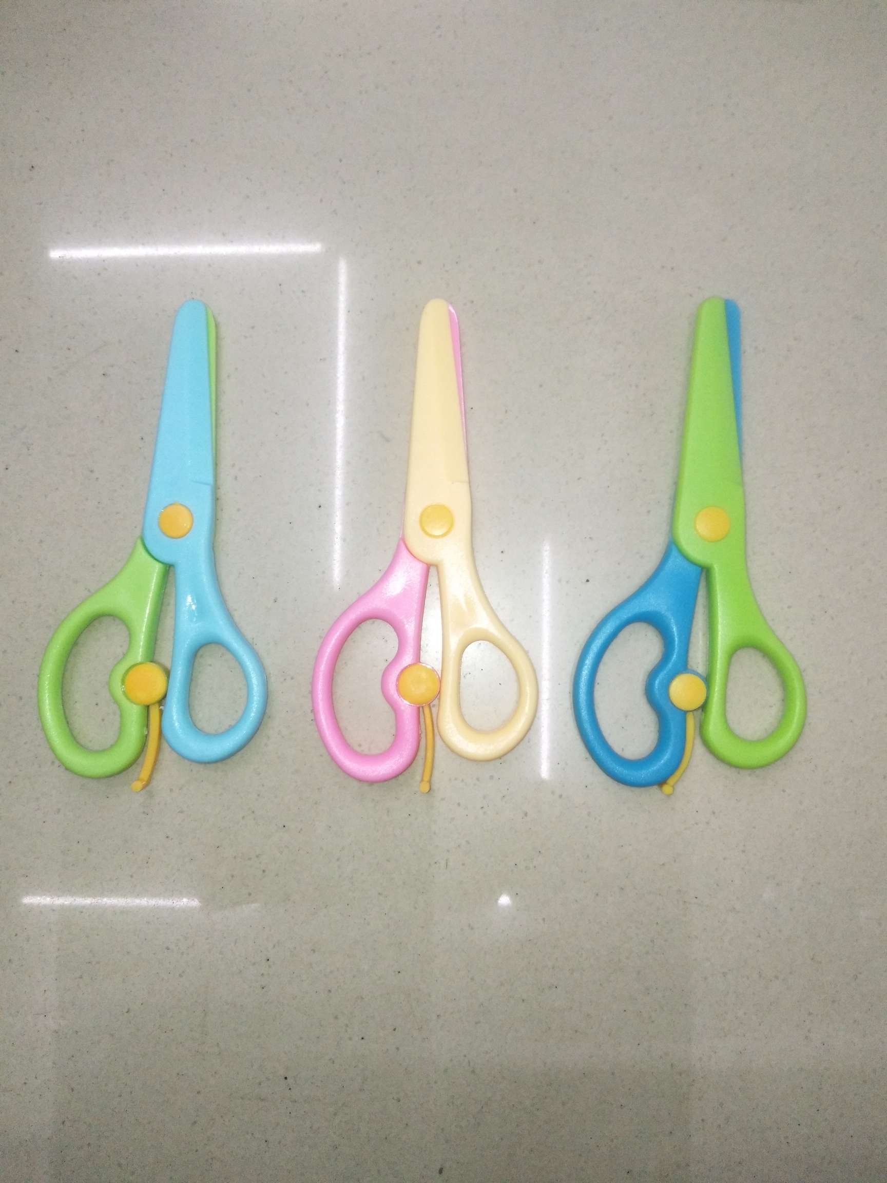 Student scissors, stationery scissors, children's scissors, kindergarten scissors, 5-inch safe all-plastic scissors Application Scenario