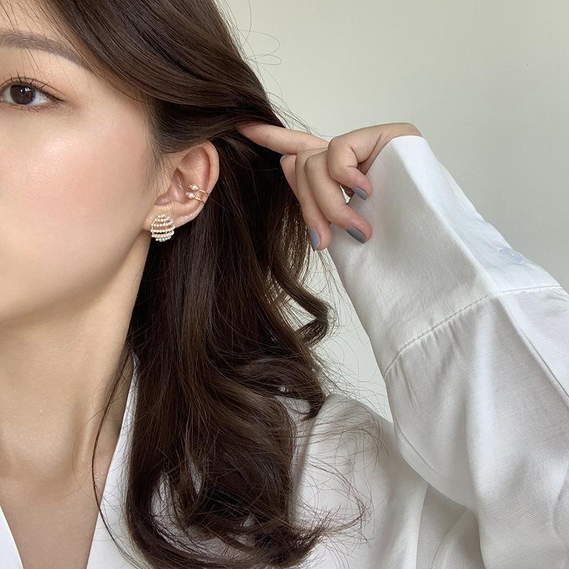 44 - Square earrings, feminine charm, Korean Internet celebrity fashion, small, simple and cold style stud earrings, retro light luxury earrings details Picture