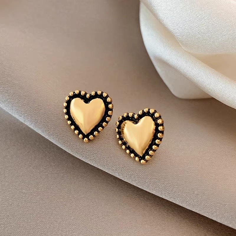 Metal heart-shaped, niche design, simple and cold style, the same as the trendy ear studs Application Scenario