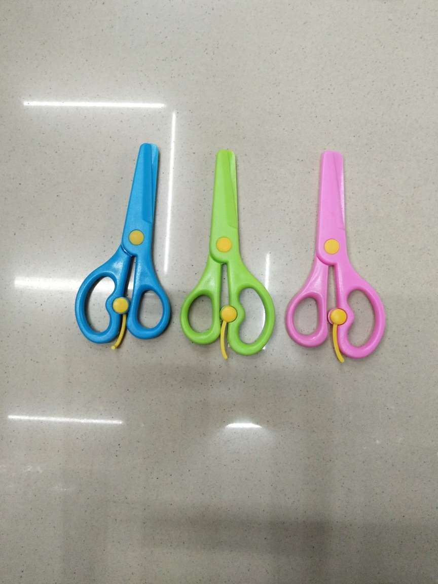 Student scissors, stationery scissors, children's scissors, kindergarten scissors, 5-inch safe all-plastic scissors Specification drawing