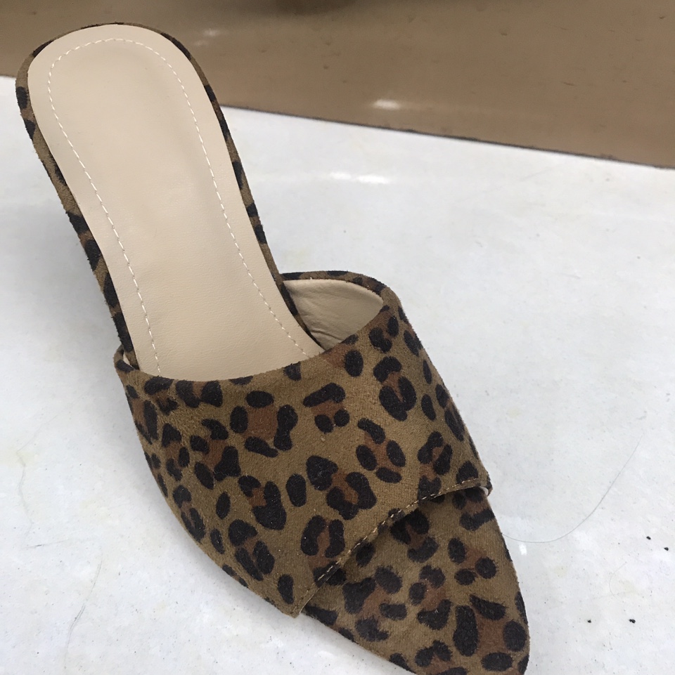 The leopard-patterned fish has a half-drawn-out mouth