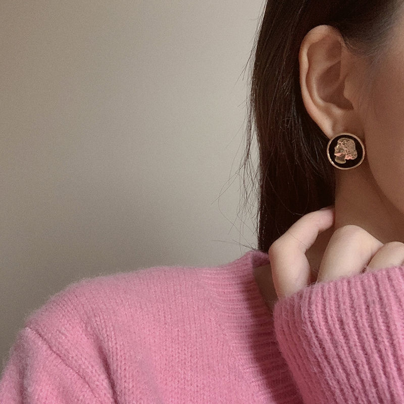 13 - Square earrings, feminine charm, Korean Internet celebrity fashion, small, simple and cold style ear studs, retro light luxury earrings detail image 1