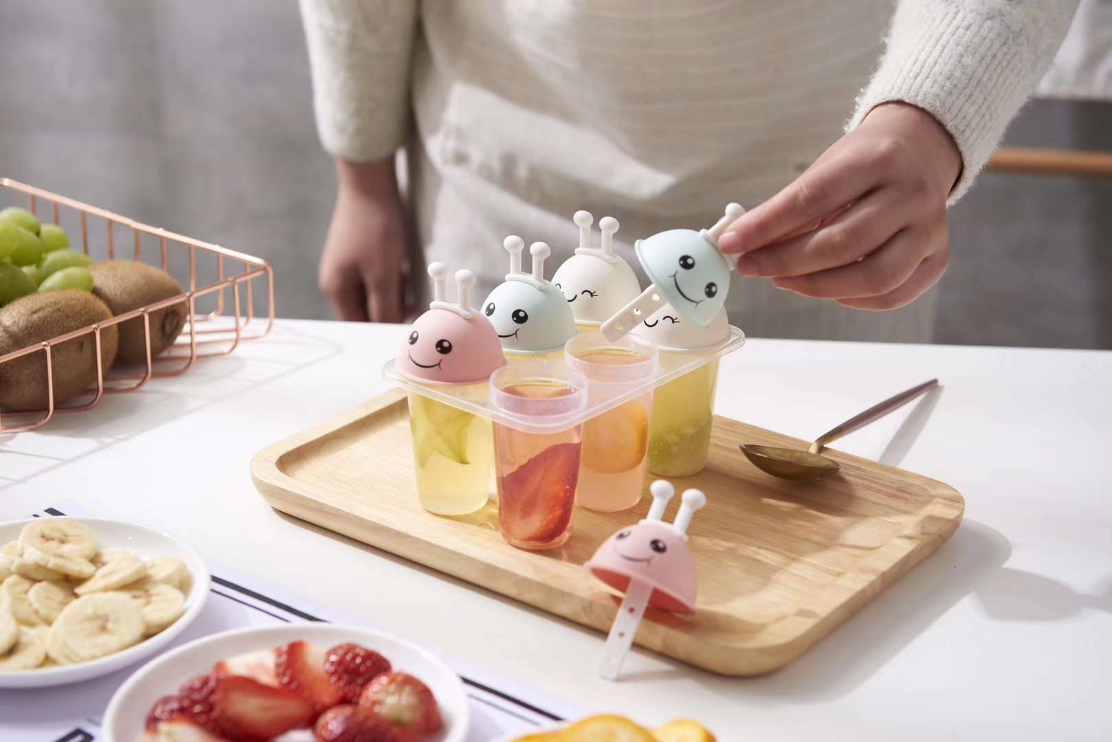 货号：6191（四组蜜蜂🐝宝宝冰模）
勤劳的蜜蜂🐝宝宝，搭配着🍉🍓，DIY出自己喜欢的口味，做个夏天的味道给你吃白底实物图