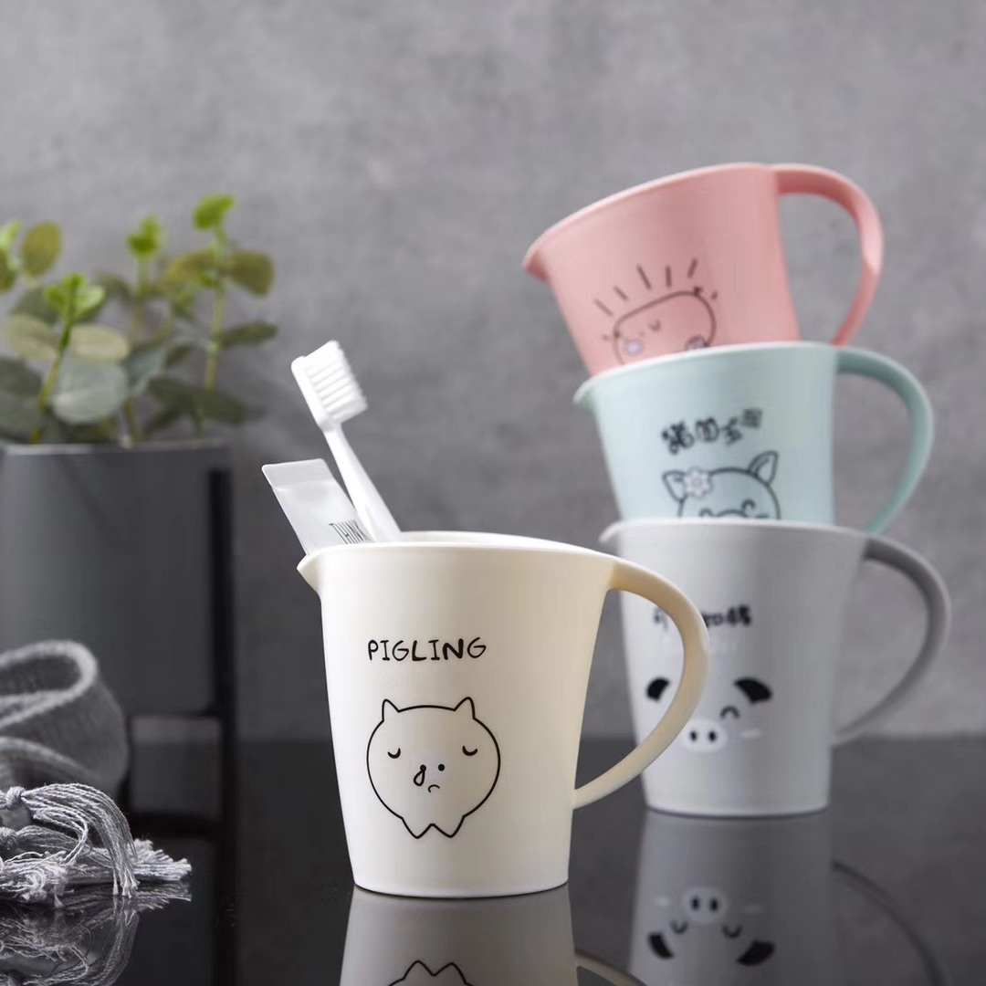 货号：6059
品名：萌猪猪漱口杯
你是我的掌上明猪，你猪圆玉润，你可爱如猪
猪年你要配个小猪猪🐷