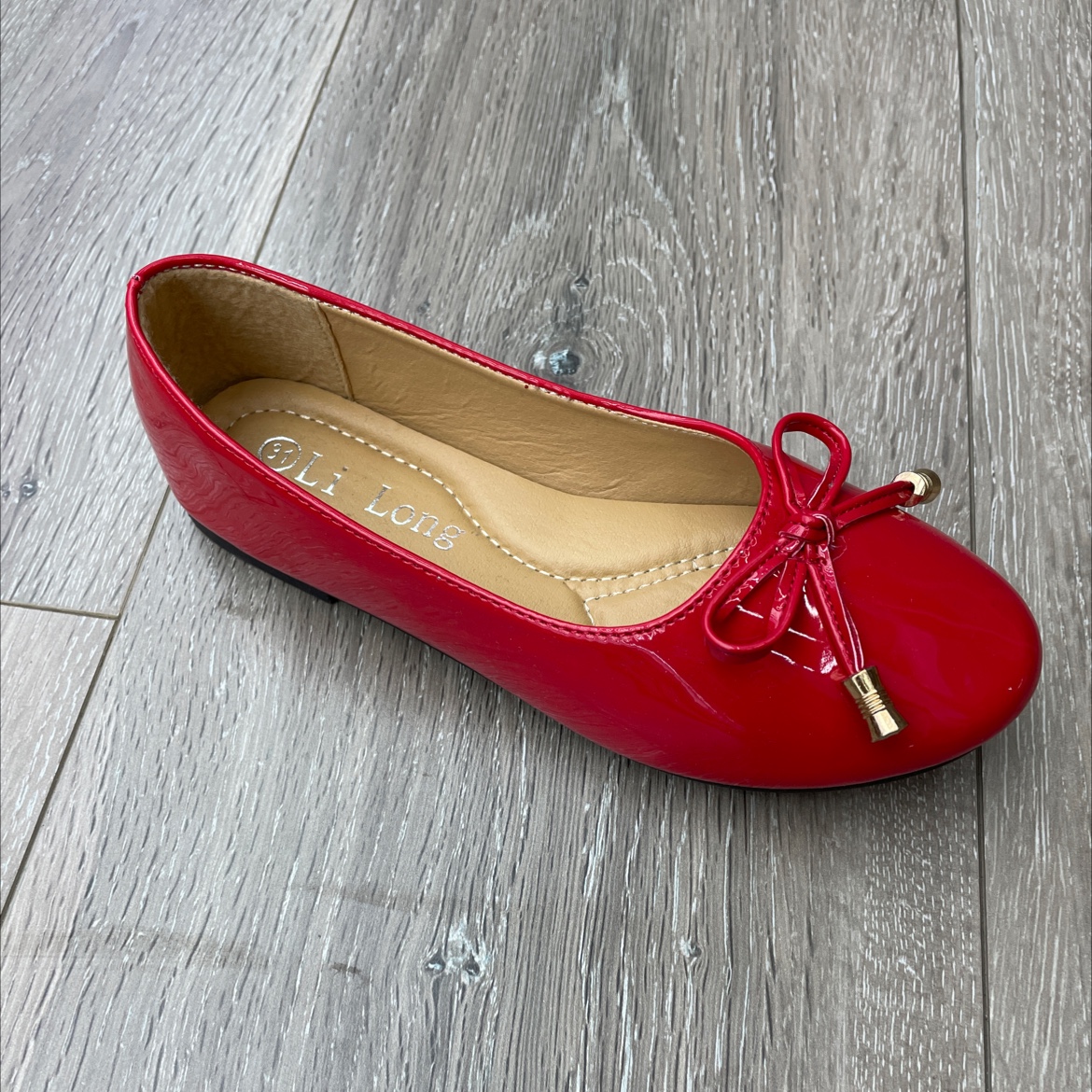 Factory direct sales, popular pointed-toe flat shoes, 2021 girls' flat shoes, shiny leather style details Picture