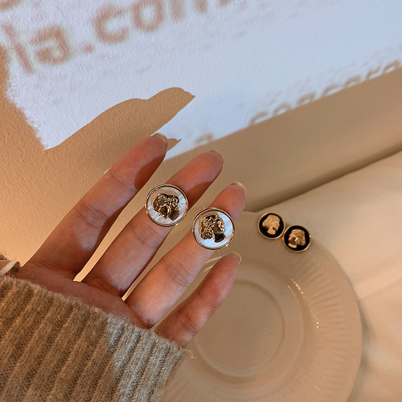 13 - Square earrings, feminine charm, Korean Internet celebrity fashion, small, simple and cold style ear studs, retro light luxury earrings