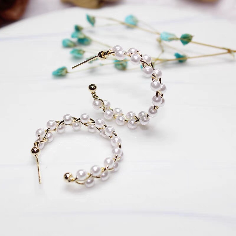 Japan and South Korea new girl sweet temperament elegant girl C-shaped pearl earrings