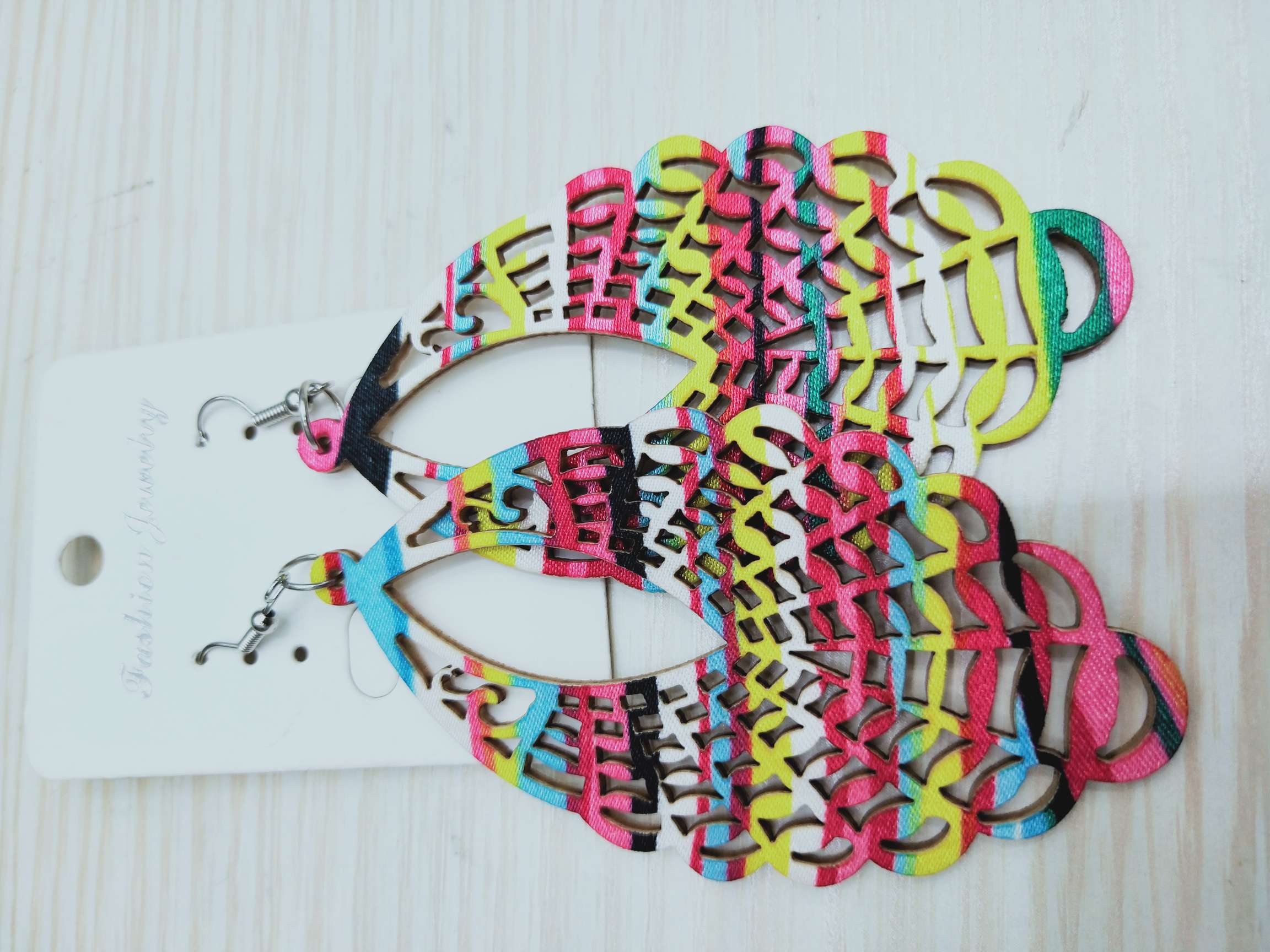 厂家直销，外贸热销产品，木制流行饰品彩印耳环025白底实物图