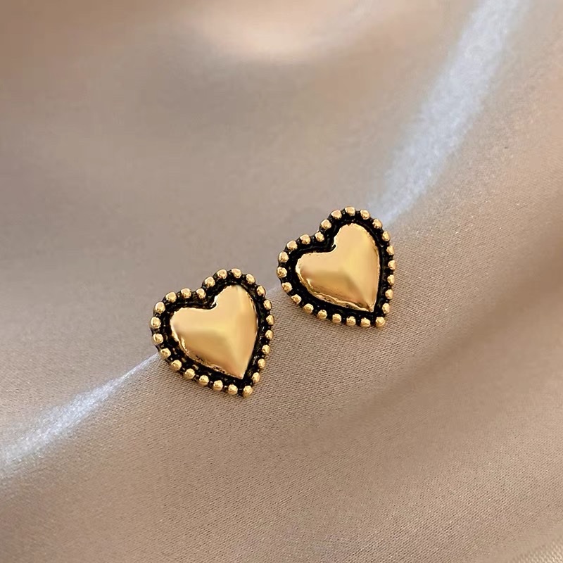 Metal heart-shaped, niche design, simple and cold style, the same as the trendy ear studs Specification image
