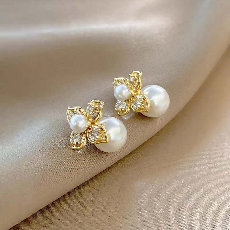 Temperament beauty Fashion charm Zircon pearl bone sense flower design earrings