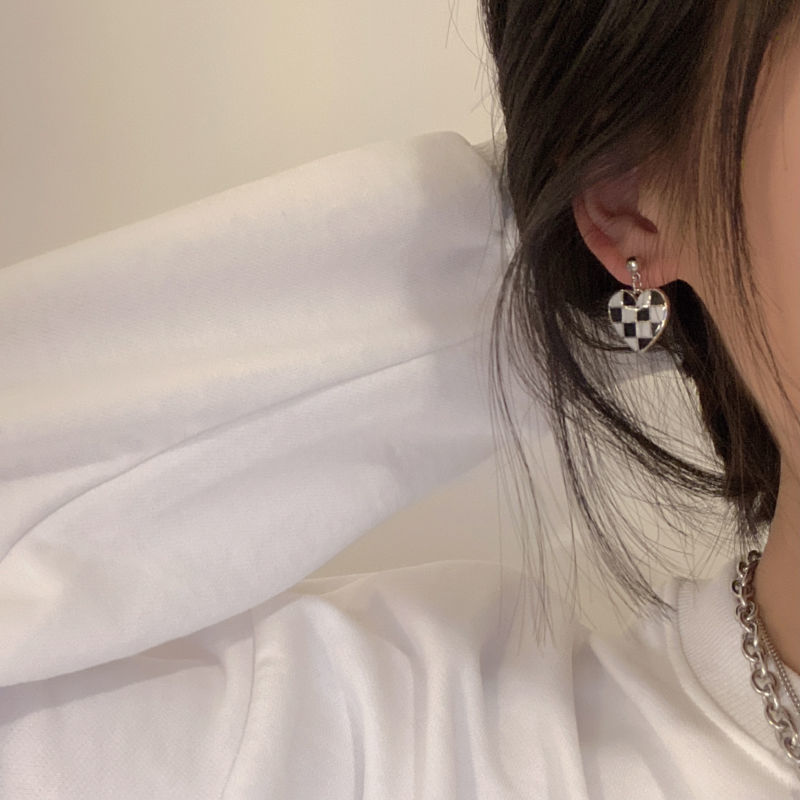 11 - Square earrings, feminine charm, Korean Internet celebrity fashion, small, simple and cold style ear studs, retro light luxury earrings details Picture
