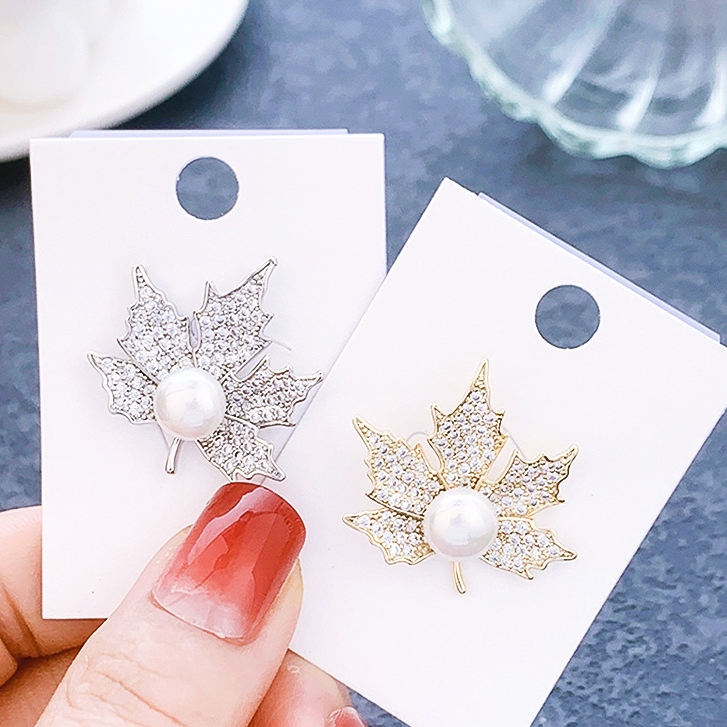 Maple Leaf Brooch Men's corsage blazer collar button Simple fashion pin Japanese and Korean cute leaf accessories