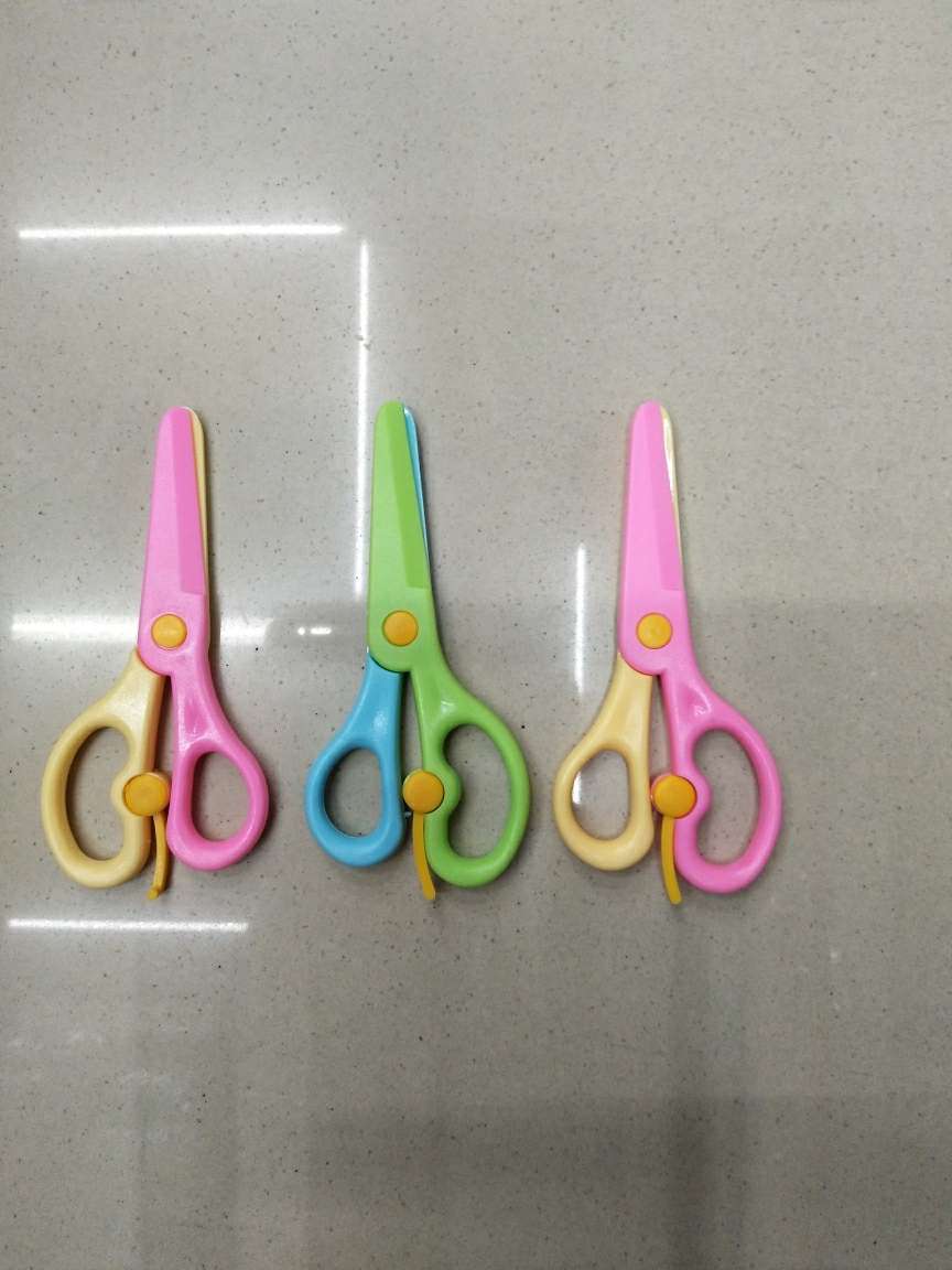 Student scissors, stationery scissors, children's scissors, kindergarten scissors, 5-inch safe all-plastic scissors details Picture