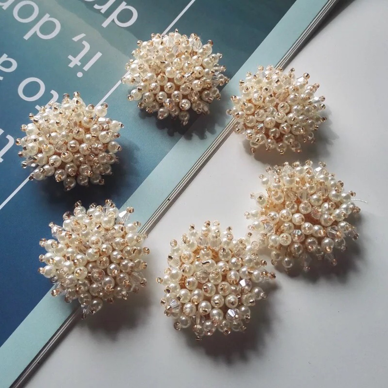 Crystal pearls, hand-stitched beaded shoes, flower plates, brooches, DIY hair clips, hair accessories, materials, decorative patch cloth