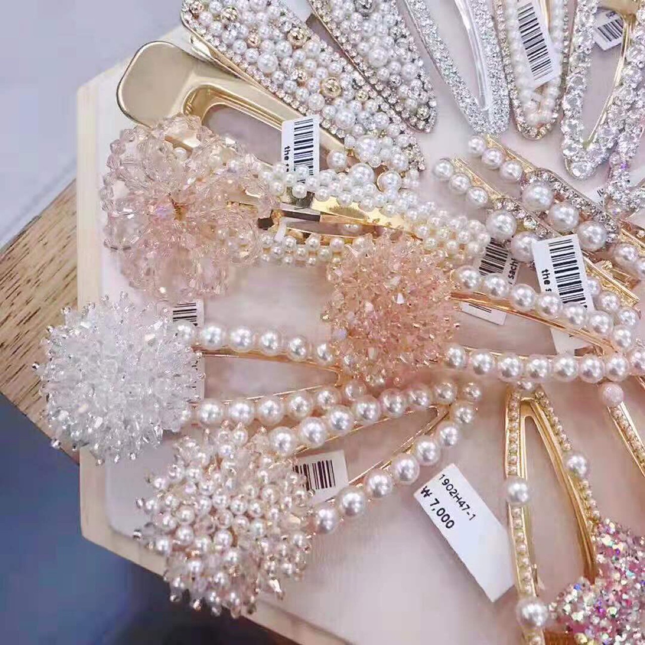 Crystal pearls, hand-stitched beaded shoes, flower plates, brooches, DIY hair clips, hair accessories, materials, decorative patch cloth Item Picture