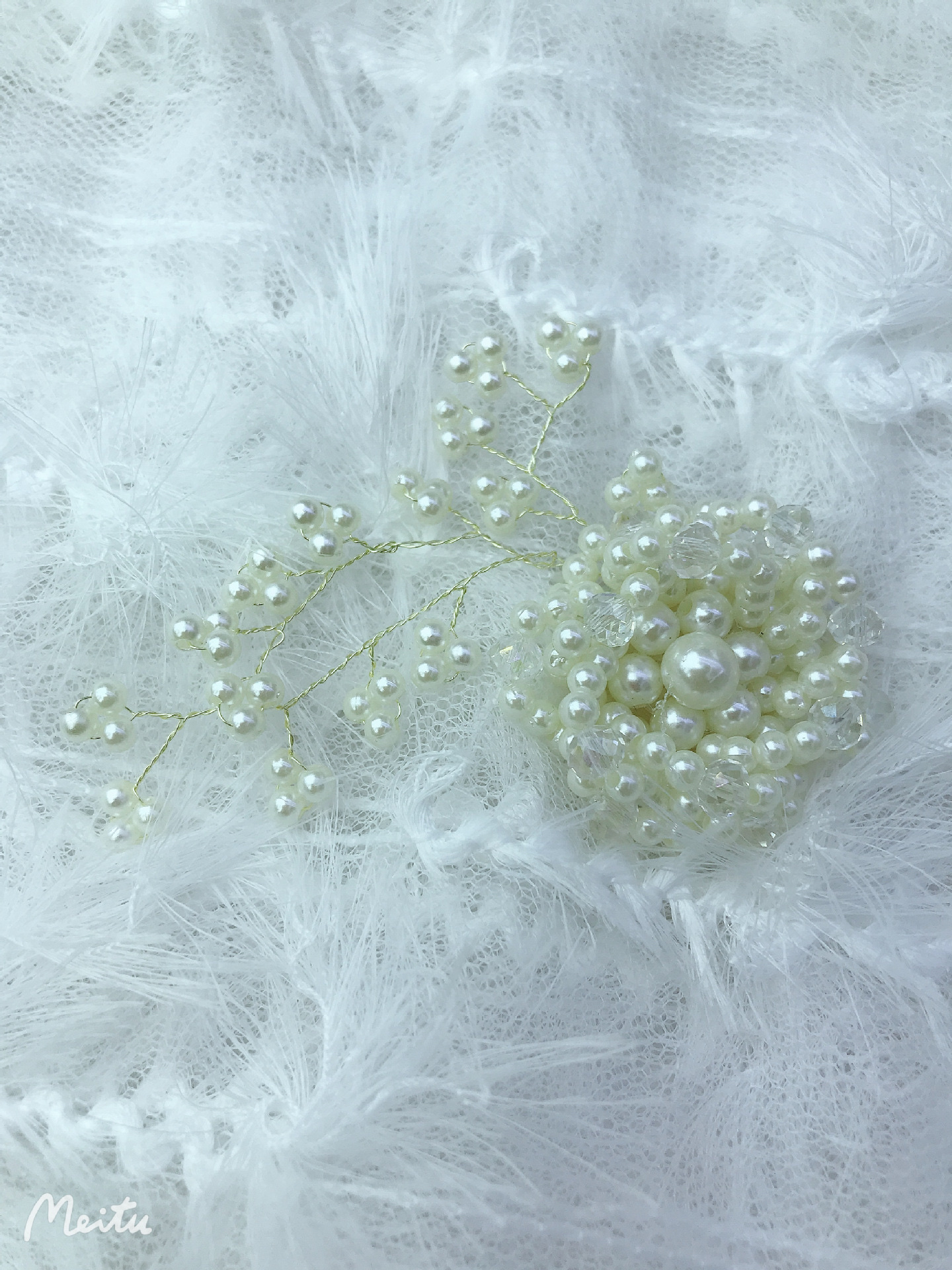 Factory direct sales of new hand-woven clothing accessories, accessories, brooches, hair flowers, hair ornaments, crystal beads, flower plates and accessories Application Scenario