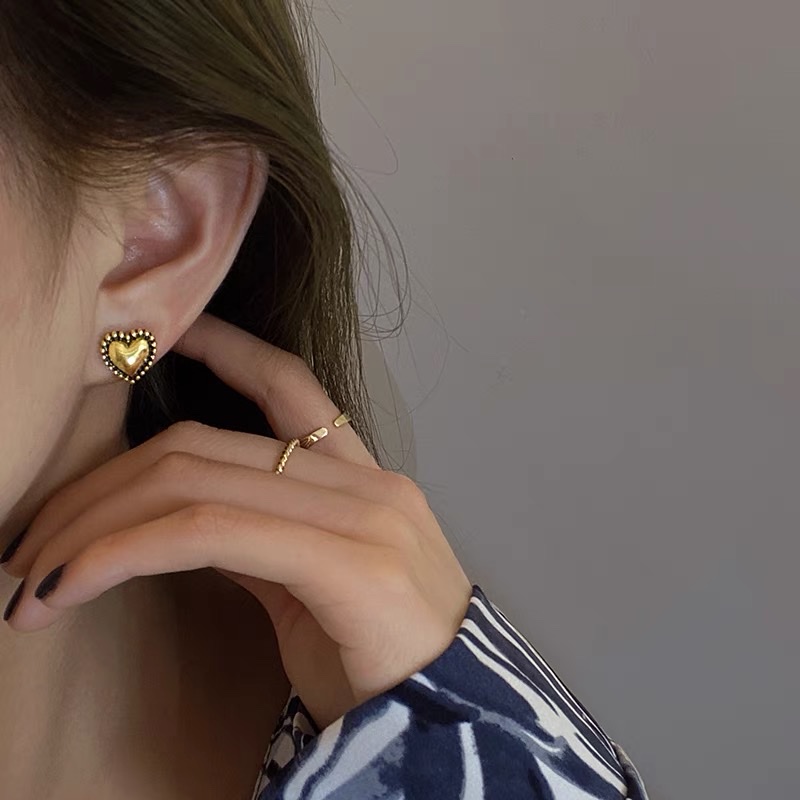 Metal heart-shaped, niche design, simple and cold style, the same as the trendy ear studs Item Picture