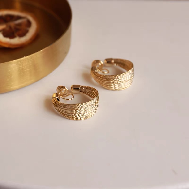 Ear clips, no ear piercings, women's circle earrings, high-end style, large golden circle earrings Application Scenario