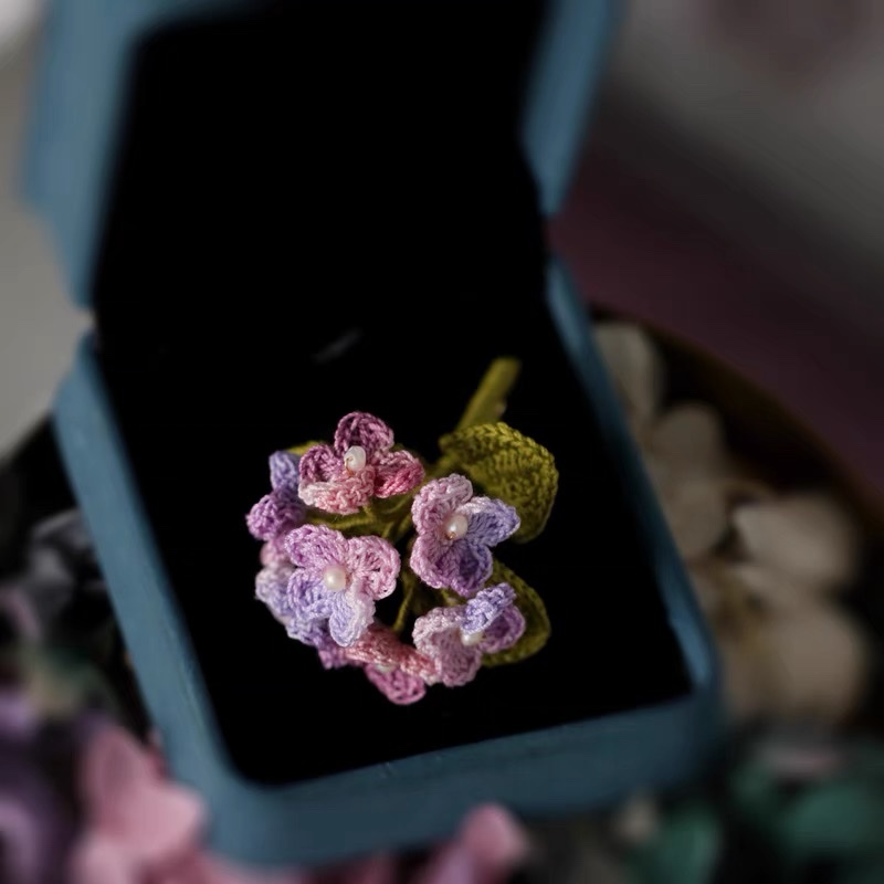 A high-end coat with a versatile Korean style, a warm brooch featuring colorful flowers details Picture