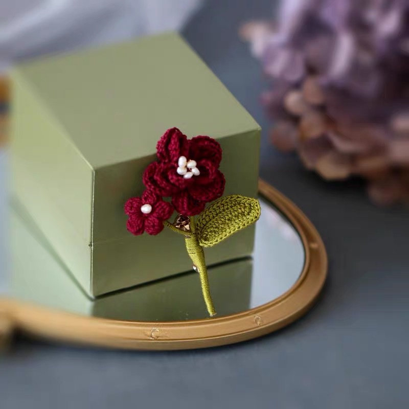 Red flower pearls adorn the high-end corsages of elegant and fashionable ladies details Picture