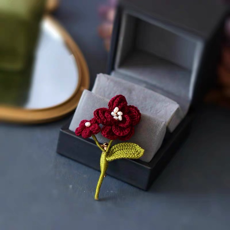 Red flower pearls adorn the high-end corsages of elegant and fashionable ladies Item Picture