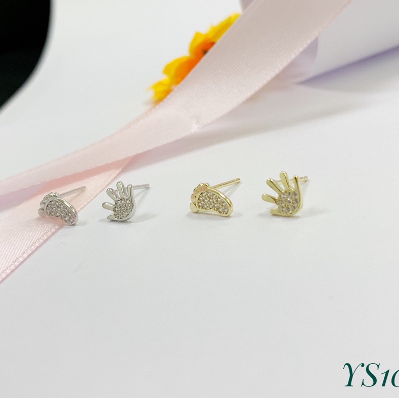 Stylish palm earrings