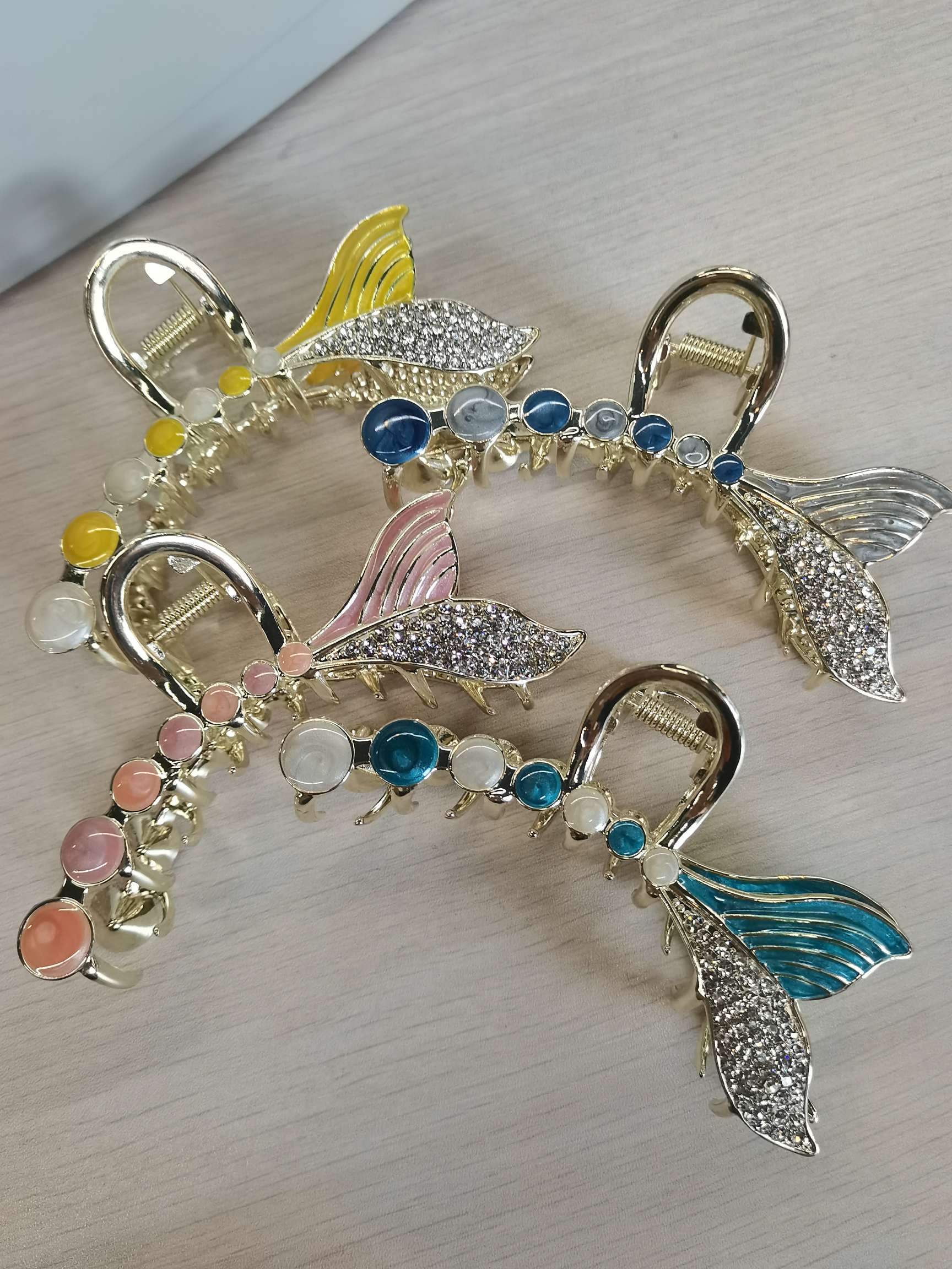 2021 Fashionable colorful fishtail hairpin Rhinestone Back Head clipper Application Scenario