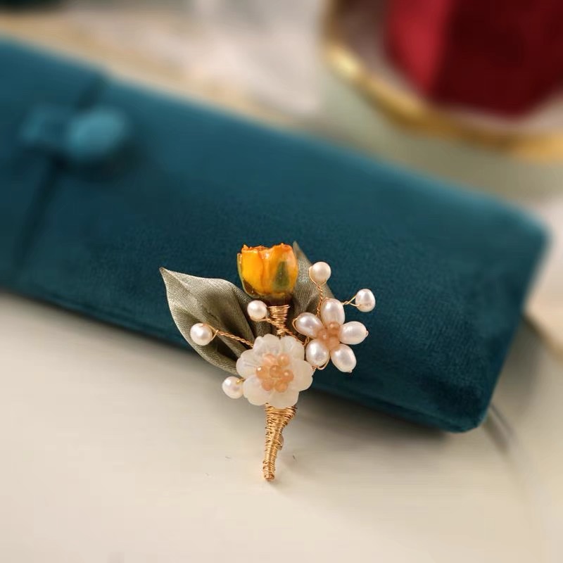 Exquisite and luxurious European and American fashion, simple and elegant coat, versatile brooch details Picture