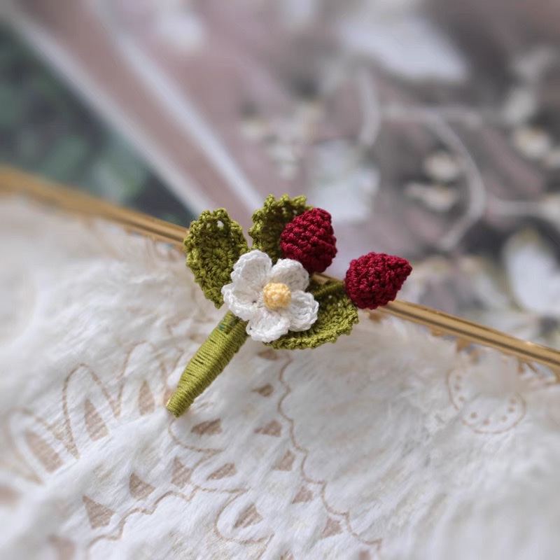 A new hand-woven woolen flower brooch from Dongdaemun, South Korea Application Scenario