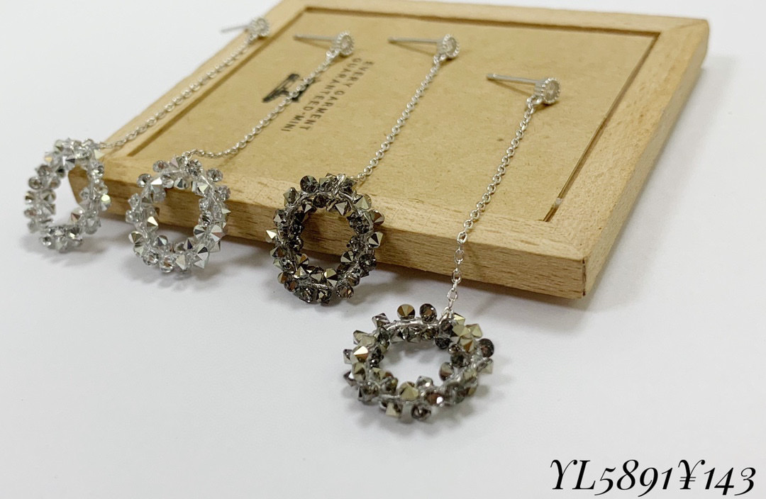 Swarovski earrings Application Scenario