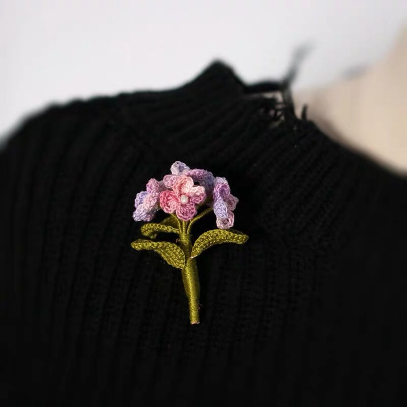 A high-end coat with a versatile Korean style, a warm brooch featuring colorful flowers