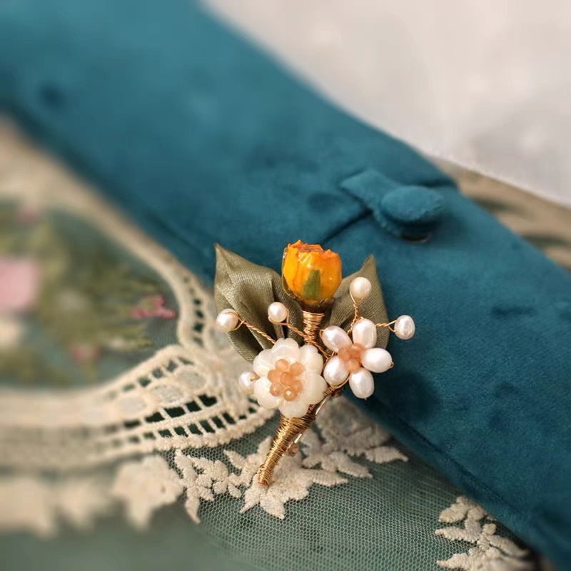 Exquisite and luxurious European and American fashion, simple and elegant coat, versatile brooch Item Picture